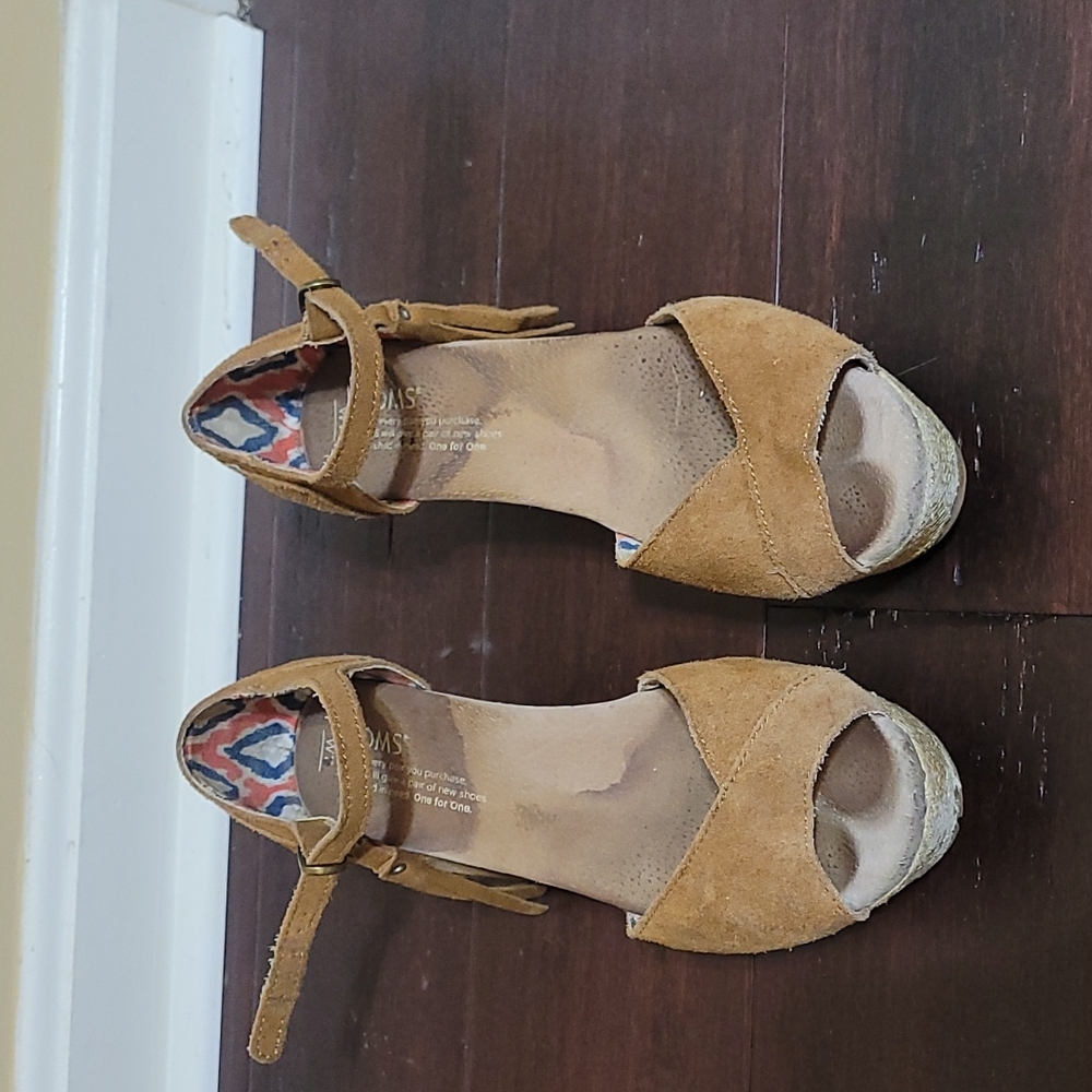 Tom's wedge sandal